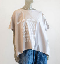 Load image into Gallery viewer, Moyuru Taupe and White Dot Tee
